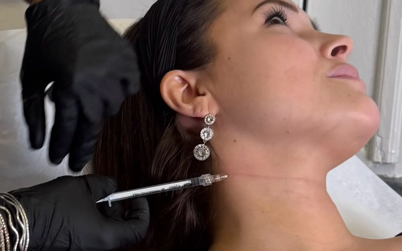 Injektionsbehandling utförd av behandlare på Active Care klinik i Stockholm