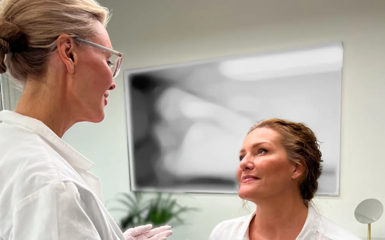 Läkare konsulterar patient inför estetisk behandling hos Adel Estetik Göteborg