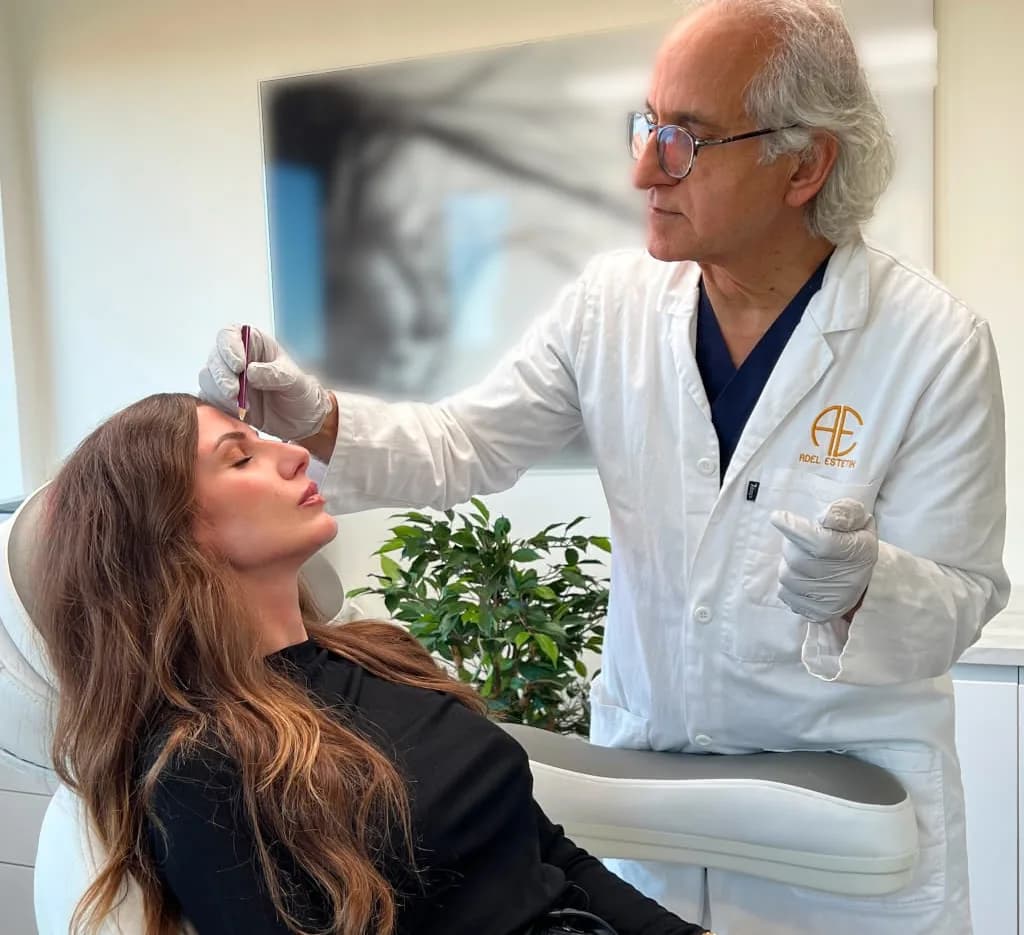 Läkare utför estetisk behandling på patient hos Adel Estetik Stockholm