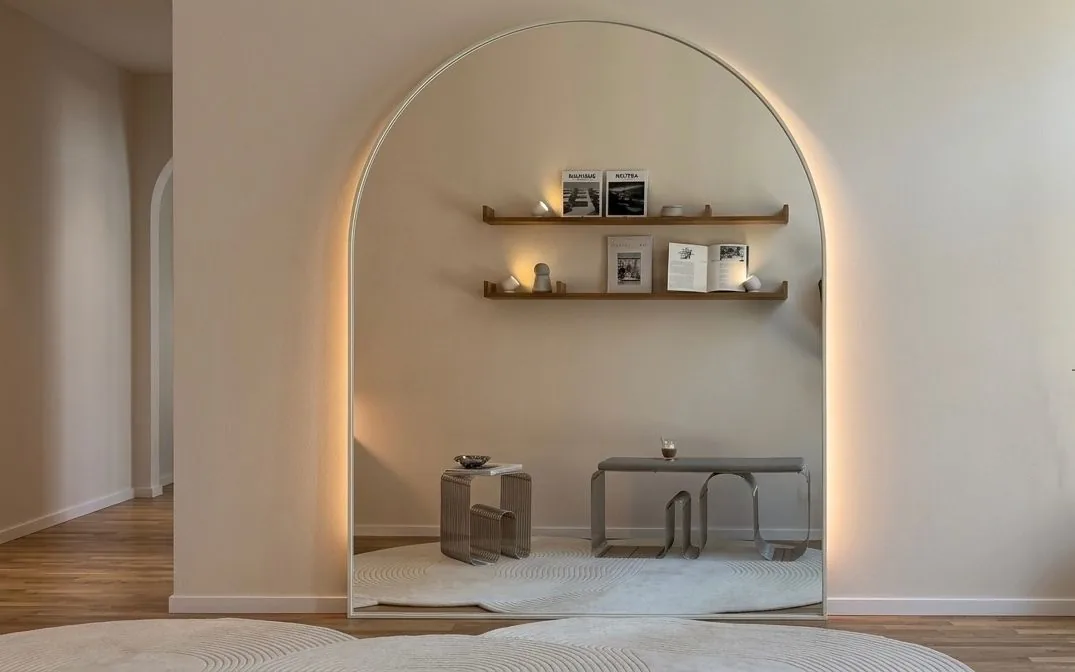 Väntrum med upplyst valvspegel hos Aesthetic Avenue i Malmö