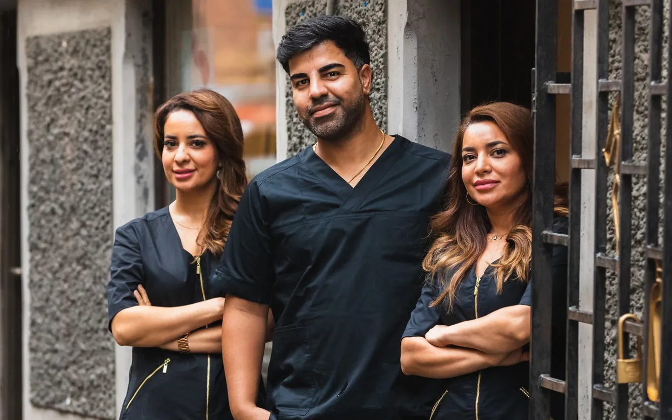 Teamet pa Atlantic Clinic i Goteborg utanfor kliniken pa Chalmersgatan