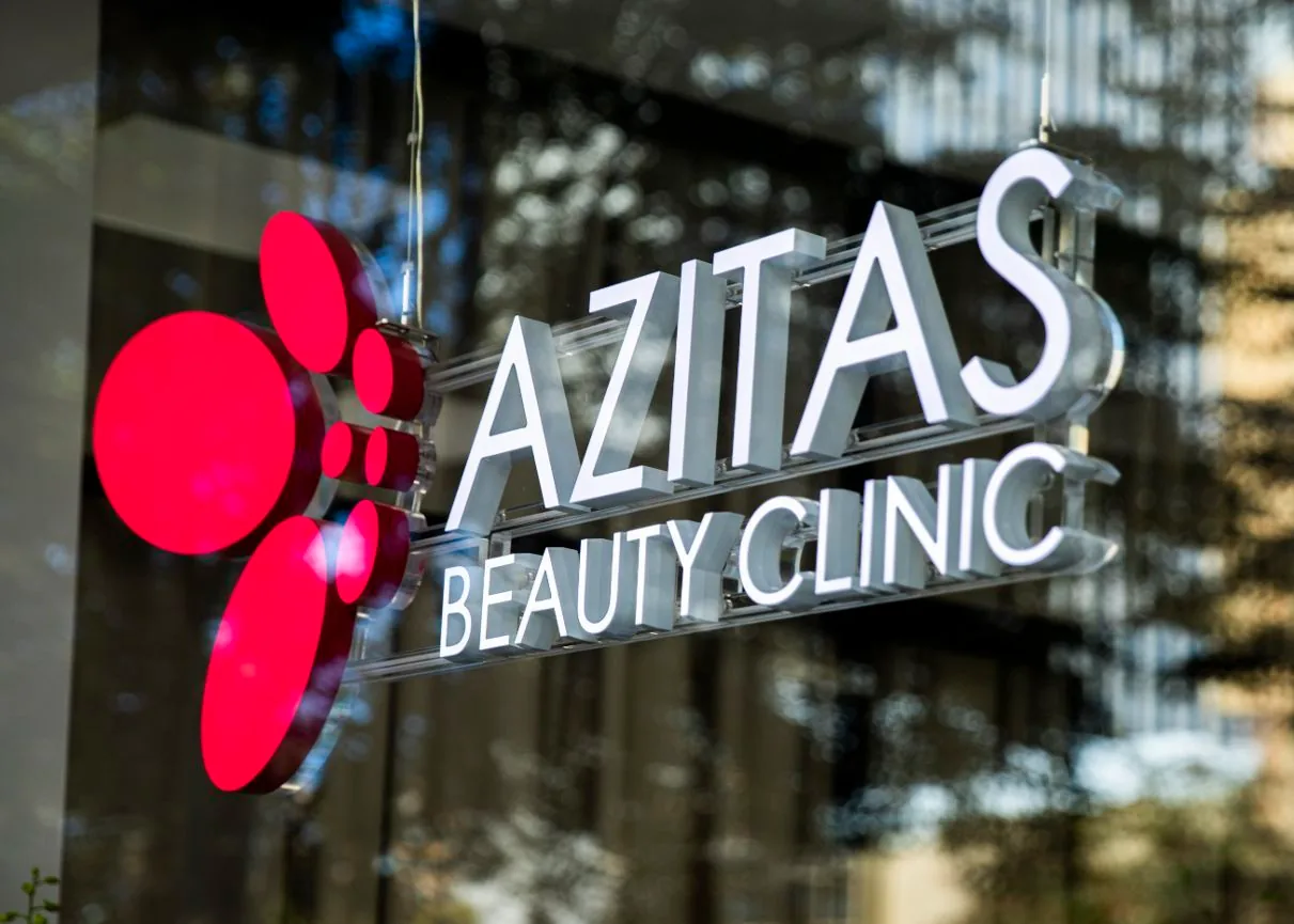 Skylten utanför Azitas Beauty Clinic i Solna