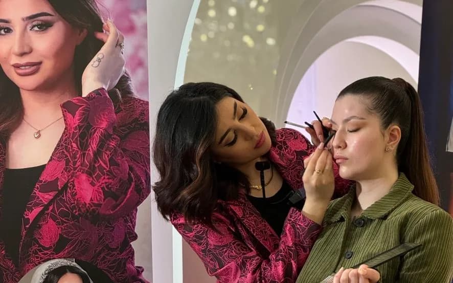 Sminkning av kund hos Beauty Bubblor i Göteborg