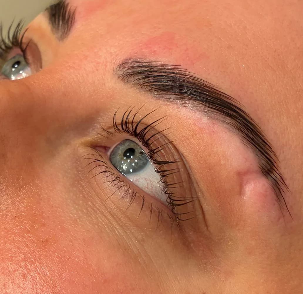 Lashlift och browlift utförda hos BEKKA BEAUTY i Stockholm