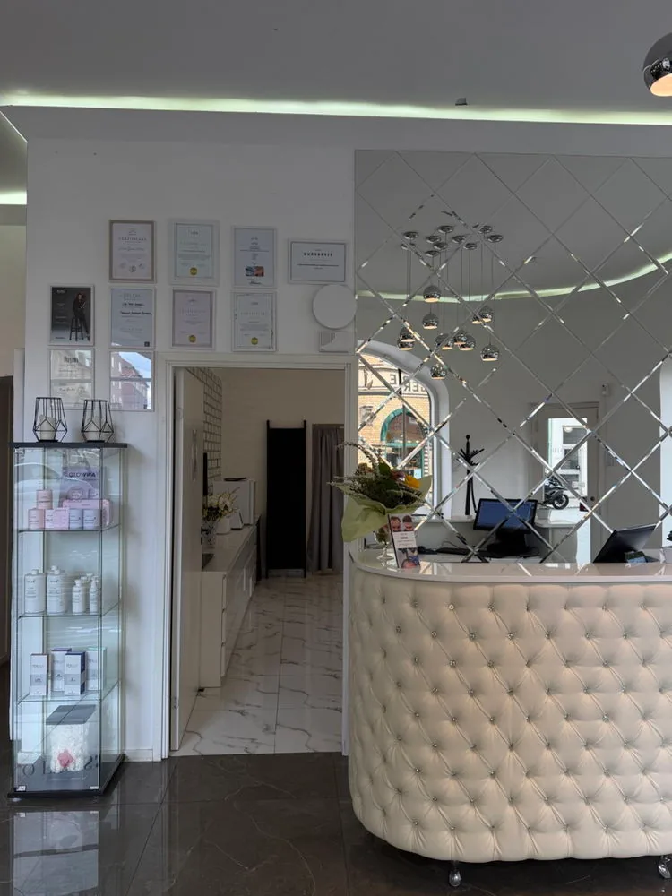 Reception och behandlingsrum hos Belo Finesse Clinic i Malmö