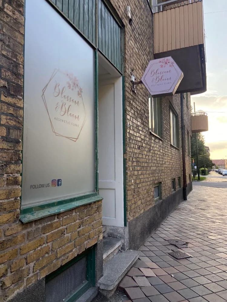 Entrén till Blossom and Bloom Aesthetic Clinic på Ronnebygatan i Malmö