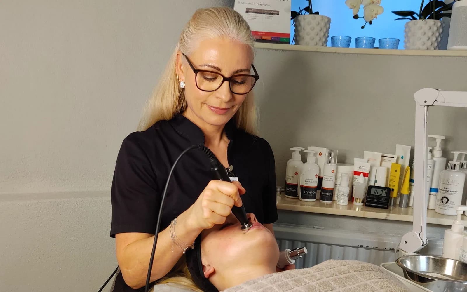 Hudterapeut ger ansiktsbehandling hos Care Hudvård & Makeup i Göteborg
