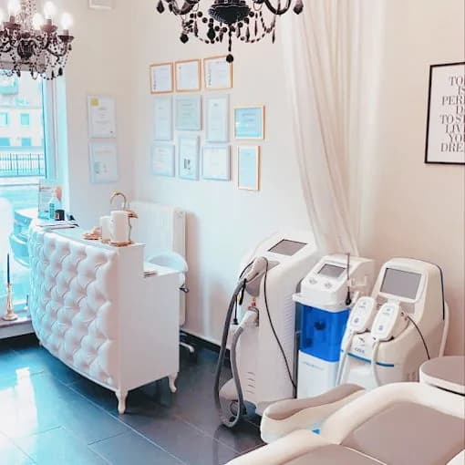 Behandlingsrum med laser- och Exilis-apparater hos Dalaplans Klinik i Malmö