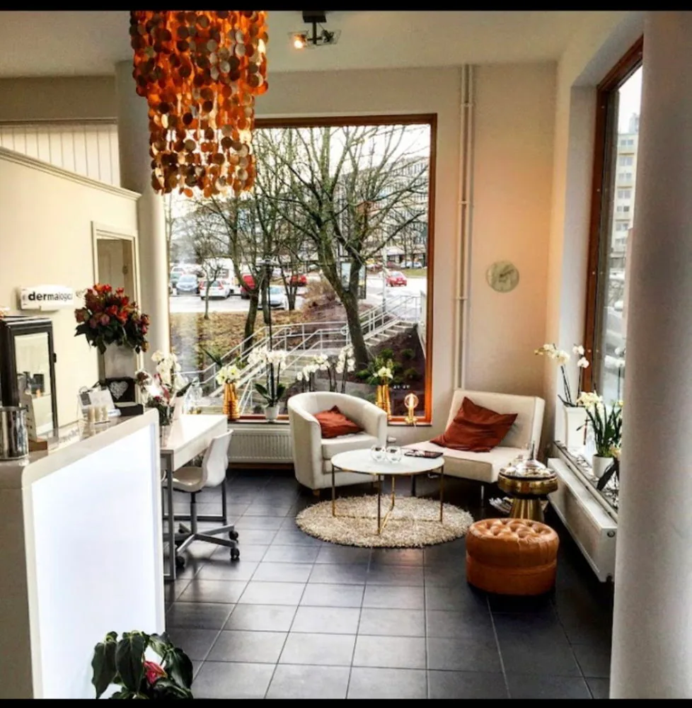 Receptionen och väntrummet hos Diba Beauty Care i Solna