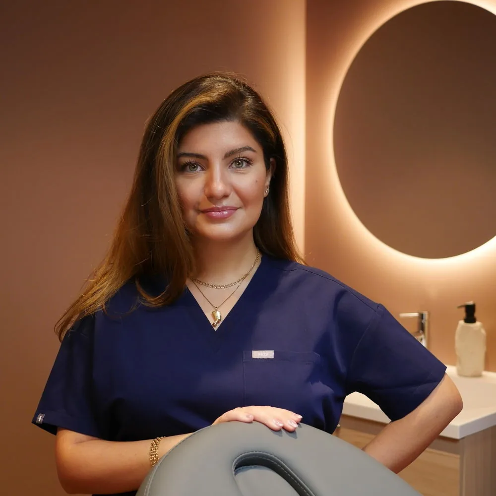 Dr. Saghar Solhi i behandlingsrummet på Regeringsgatan 91 i Stockholm