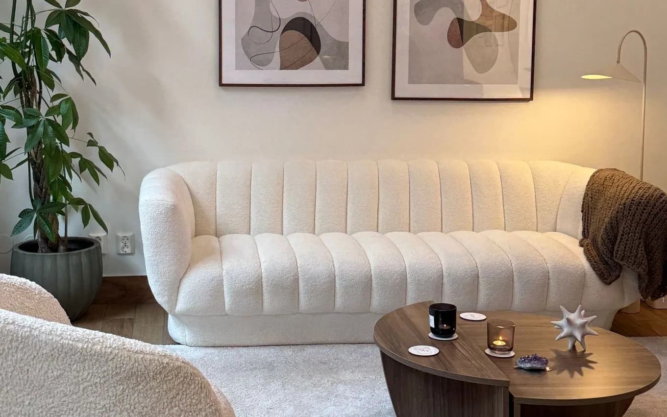 Väntrum med vit soffa hos Elli Kliniken i Göteborg