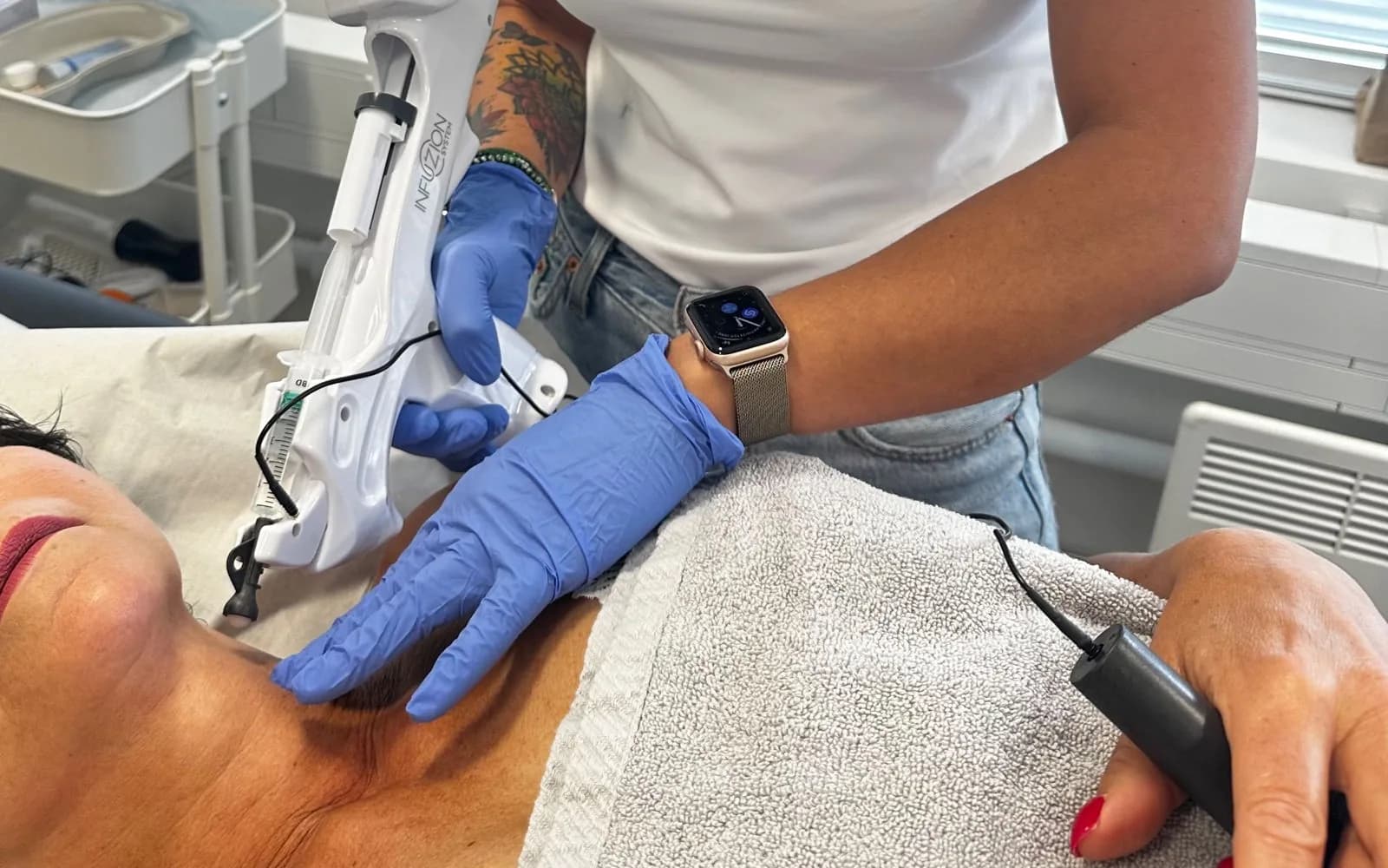 Nålfri Infuzion-behandling på halsen hos Esperitu Estetik i Göteborg
