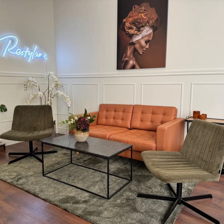 Väntrum med soffa och fåtöljer hos Face by Mia på Kyrkogatan i Malmö