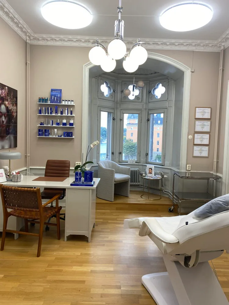 Behandlingsrum med utsikt över Riddarfjärden hos Gamla stan kliniken i Stockholm