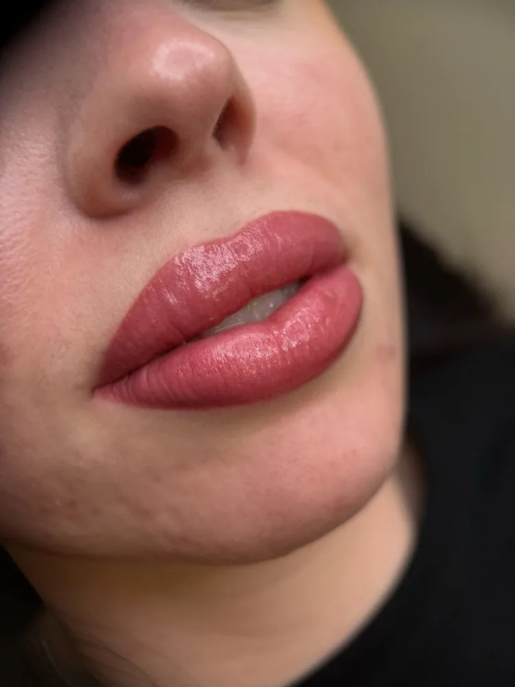 Läppar efter lip blush hos Glossé Beauty Studio i Malmö