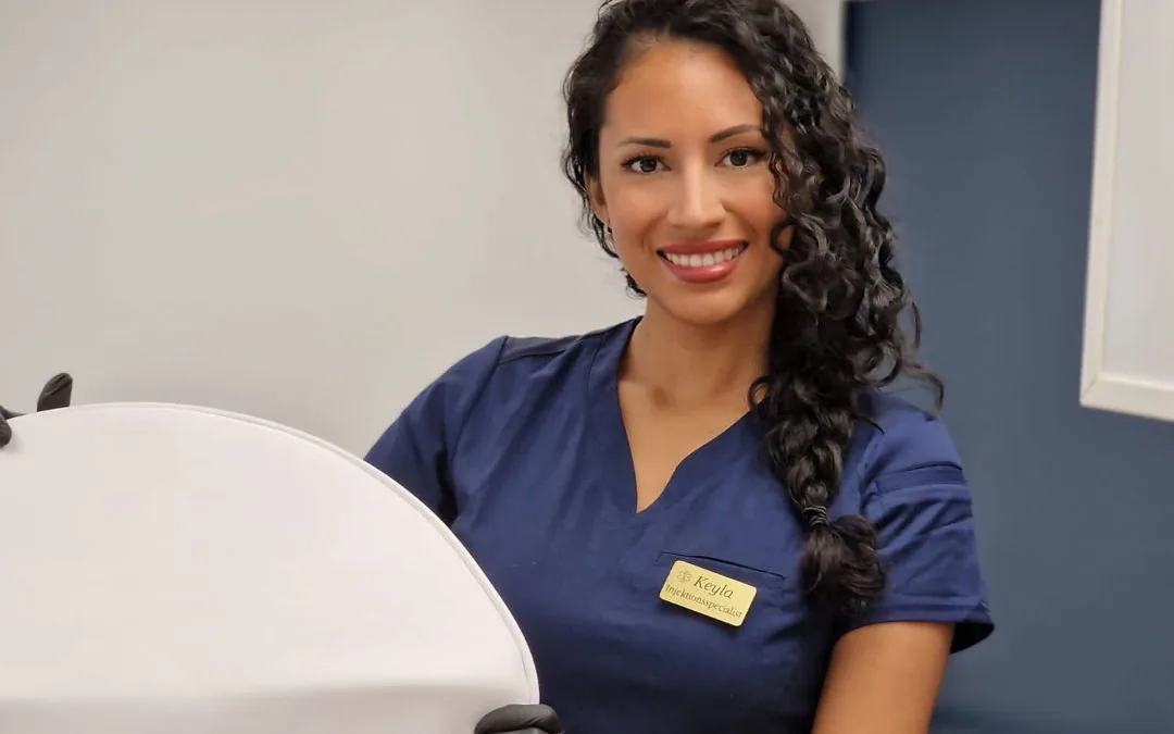 Injektionsspecialist i behandlingsrummet hos KL Skin Treatments vid Fridhemsplan i Stockholm
