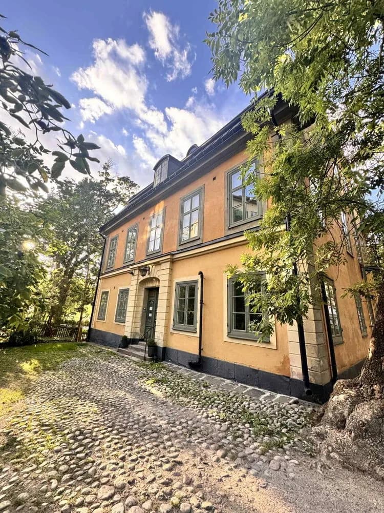 Byggnaden där KT Estetik ligger på Katarina Bangata vid Skanstull i Stockholm