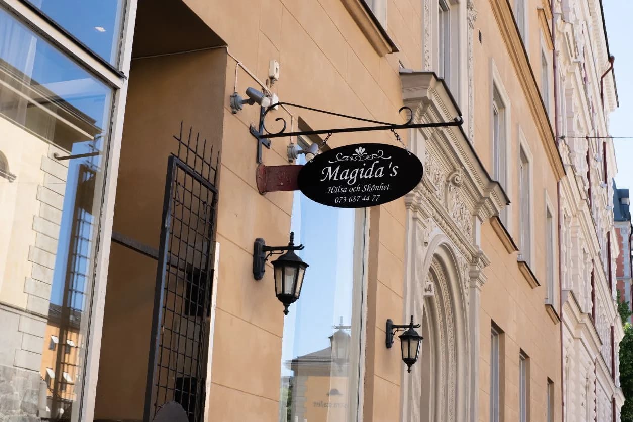 Skylten utanför Magidas Hälsa Och Skönhet på Storgatan i Stockholm