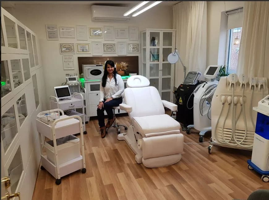Behandlingsrum med behandlingsstol, laser och apparater hos Mariams Beautycenter i Malmö