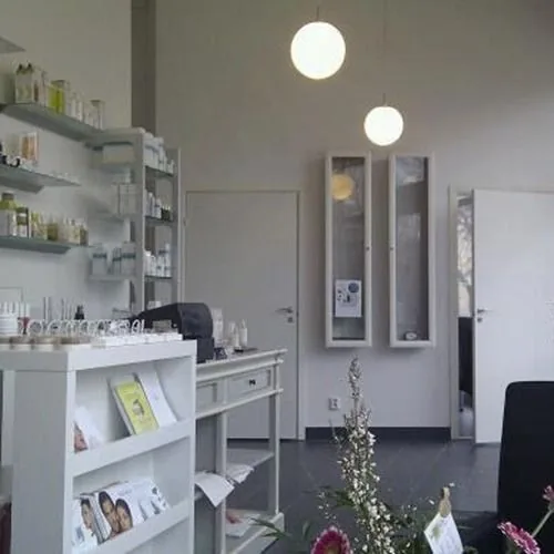 Salongen med produkthyllor hos Medi's Ladies Beauty Studio på Kvillegatan i Göteborg