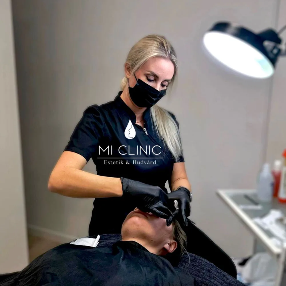 Milla på Mi Clinic under en behandling i kliniken på Sankt Eriksgatan i Stockholm