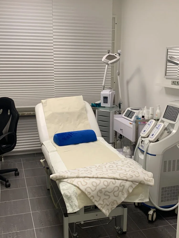 Behandlingsrum med brits och apparater på Mimel Beauty Klinik vid Backaplan i Göteborg