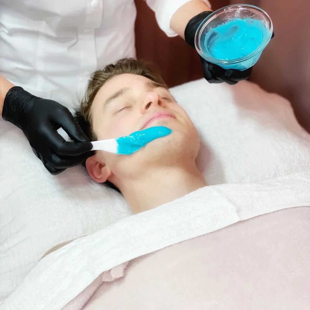 Ansiktsbehandling med mask hos New Skin i Stockholm