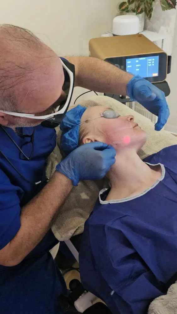Läkare utför Endolift-laserbehandling på klinikrummet hos Newsense i Stockholm