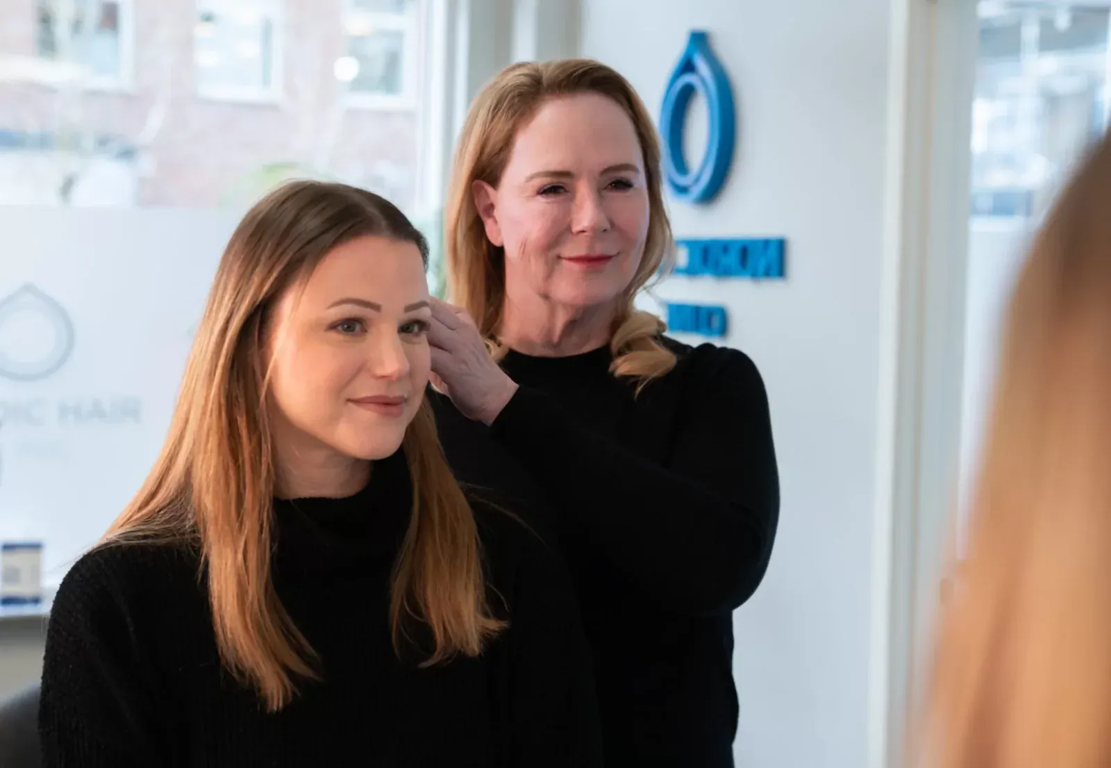 Konsultation med specialist och patient vid Nordic Hair Clinic
