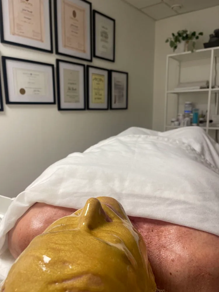 Ansiktsmask under behandling i behandlingsrummet hos Nordic Laser & Beauty i Malmö