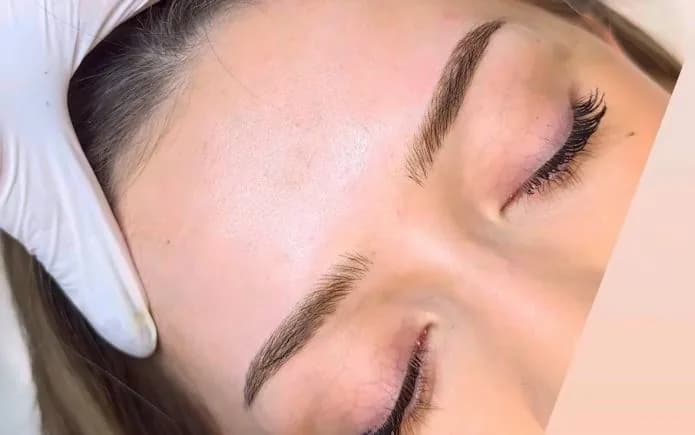 Nyformade ögonbryn efter behandling hos Pure Brow Art i Stockholm