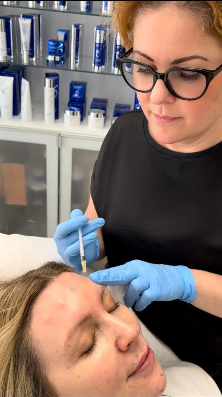 Injektionsbehandling i pannan på Reformkliniken i Malmö
