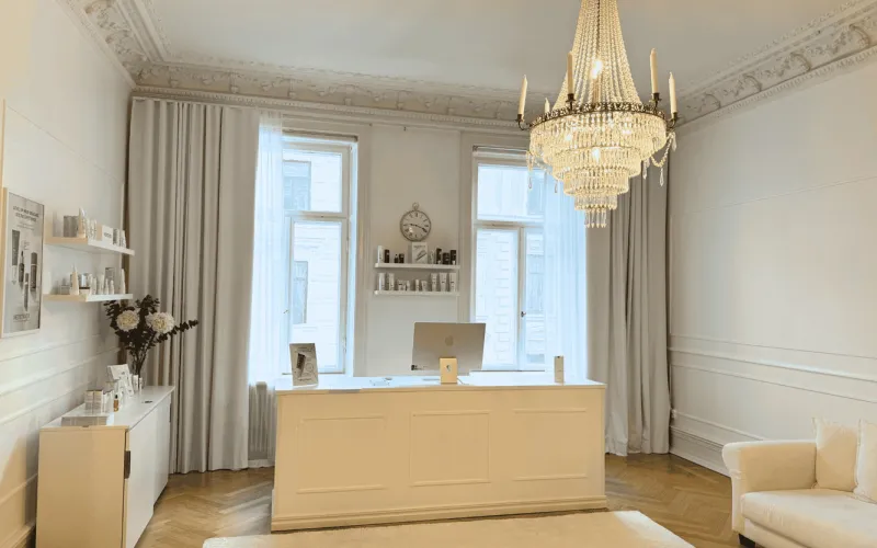 Elegant reception med kristallkrona hos Reviderma i Vasastan, Göteborg