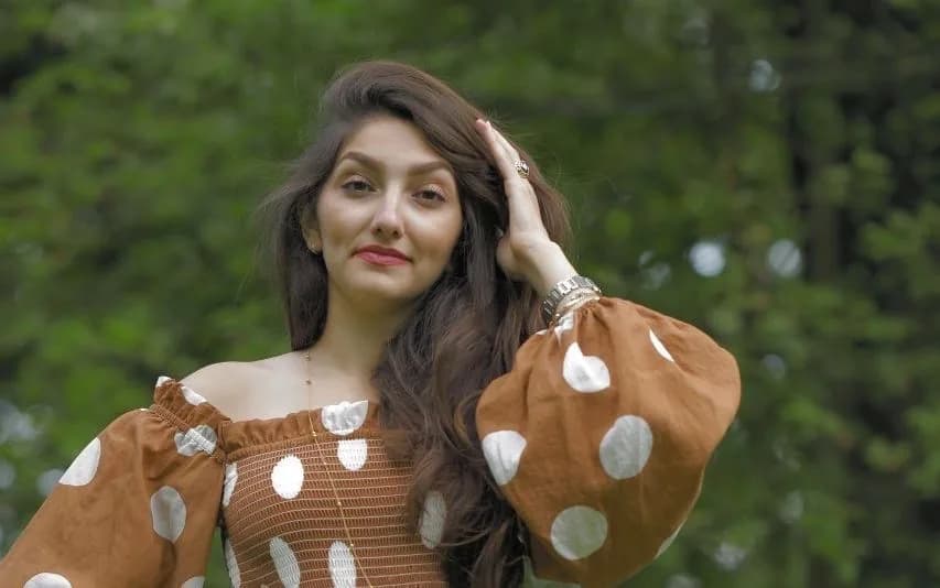 Sanaz, som driver Sanaz Skönhet på Södermalm i Stockholm