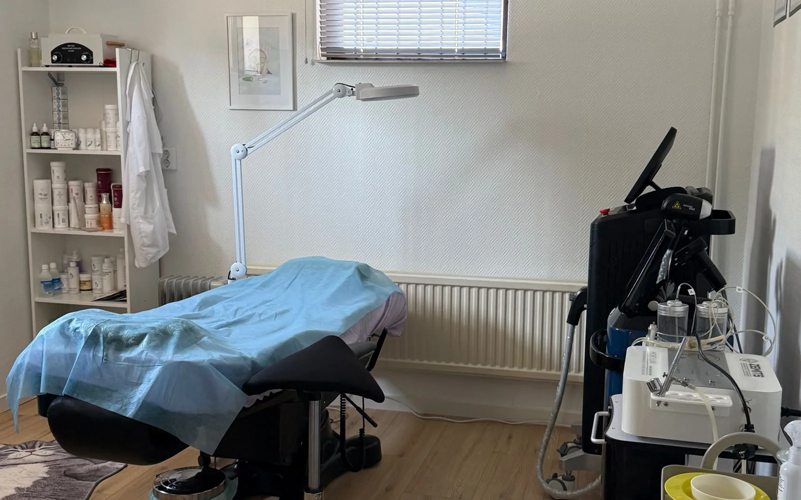 Behandlingsrum med diodlaser och hydrodermabrasionsapparat hos SH Beauty Hrybachova i Malmö