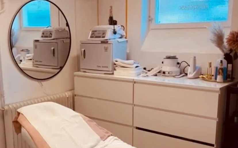 Behandlingsrum hos Shukra Skin Essentials i Solna