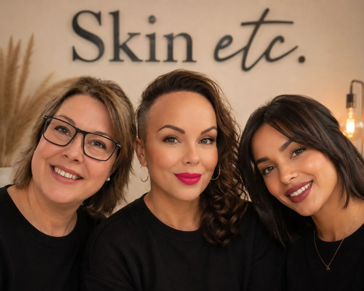 Teamet på Skin etc framför klinikens logotyp i Göteborg
