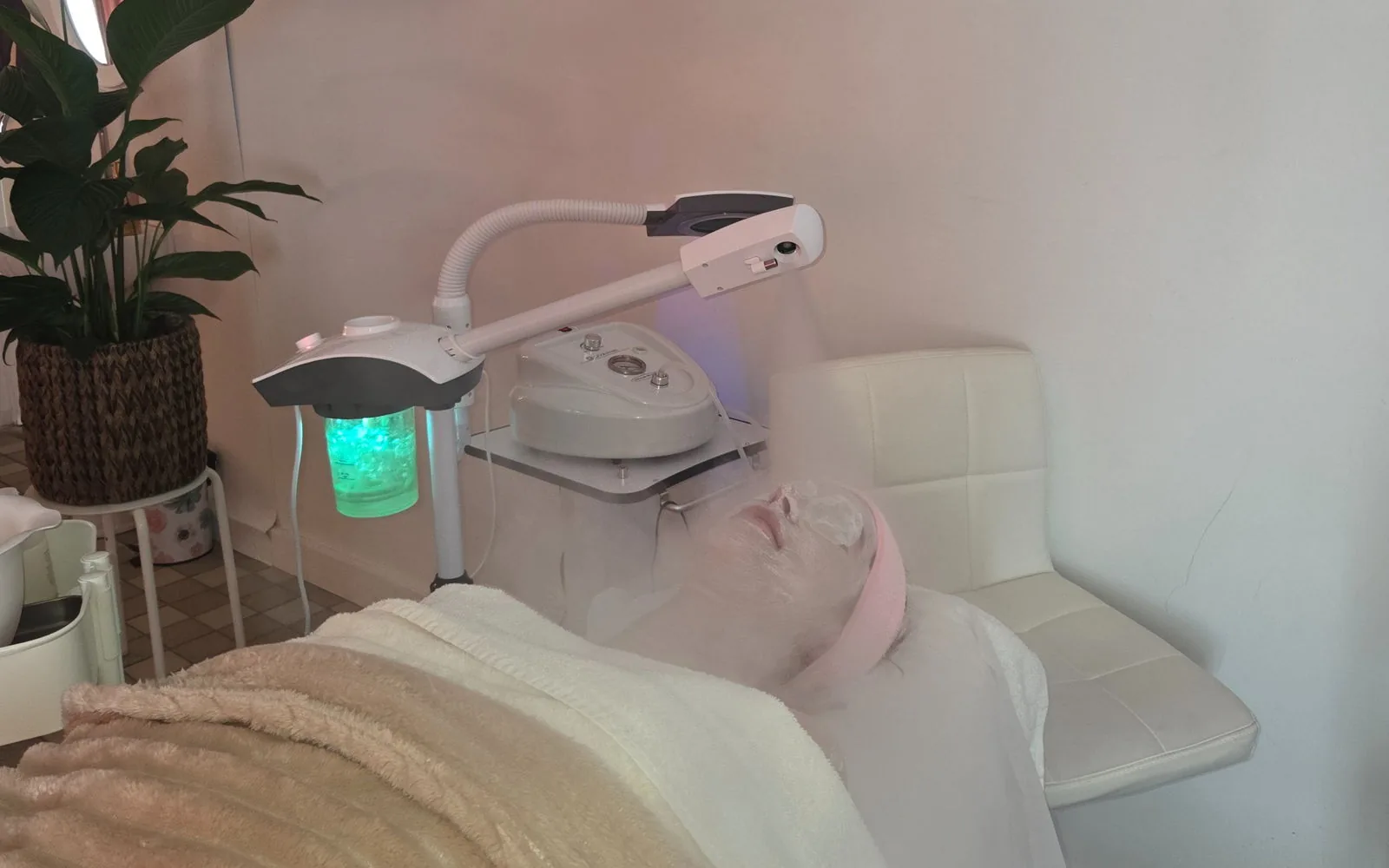 Ansiktsbehandling med ånga och diamantslipningsapparat hos SkinFits Sweden i Malmö