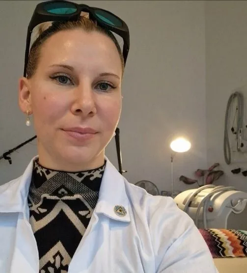 Hud- och laserspecialisten Anna Loodh i behandlingsrummet på Svenska Laser i Malmö