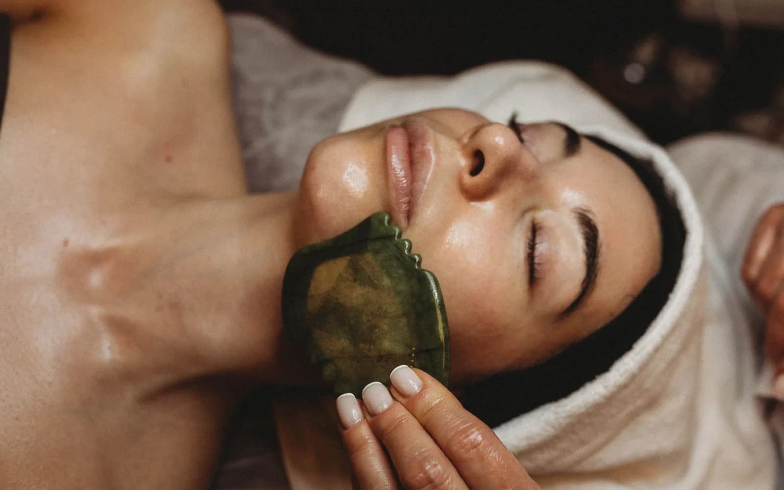 Ansiktsbehandling med gua sha-sten hos Syderma i Malmö