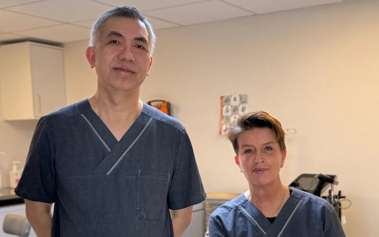 Dr Han och Susanne i behandlingsrummet på Terrakliniken i Göteborg