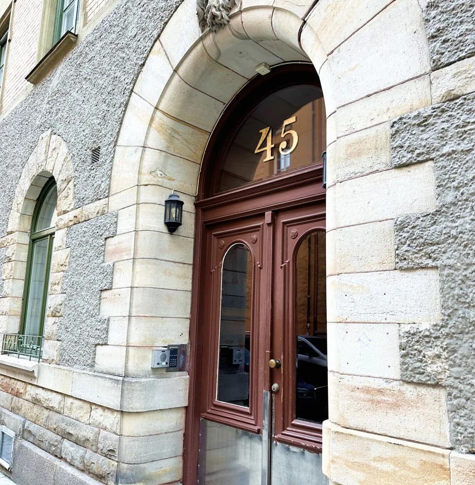 Entrén till The Skin Lab på Jungfrugatan 45 på Östermalm i Stockholm