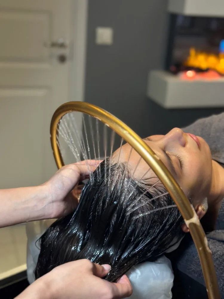 Head spa-behandling i salongen hos Tobo Beauty på Upplandsgatan i Stockholm