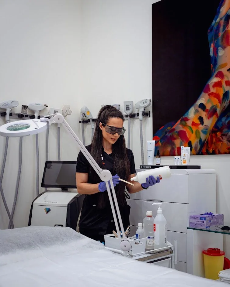 Laserterapeut i behandlingsrummet hos Vanish Laser & Hudklinik i Malmö