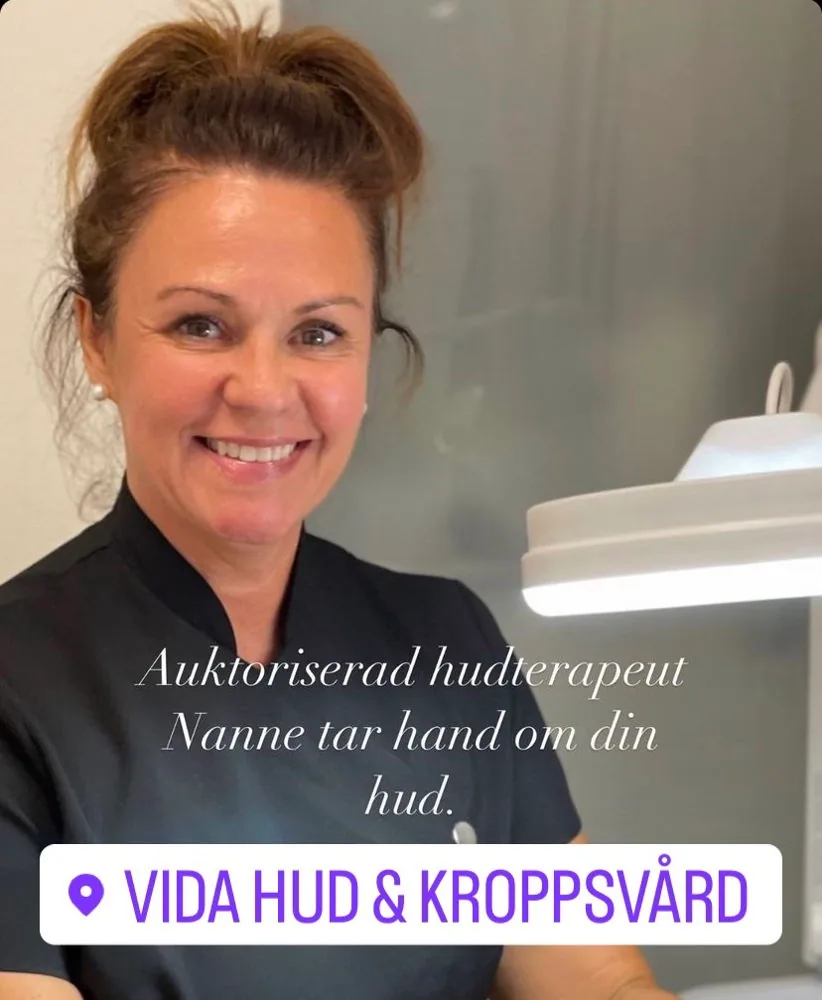Auktoriserad hudterapeut i behandlingsrummet hos VIDA hud och kroppsvård i Stockholm