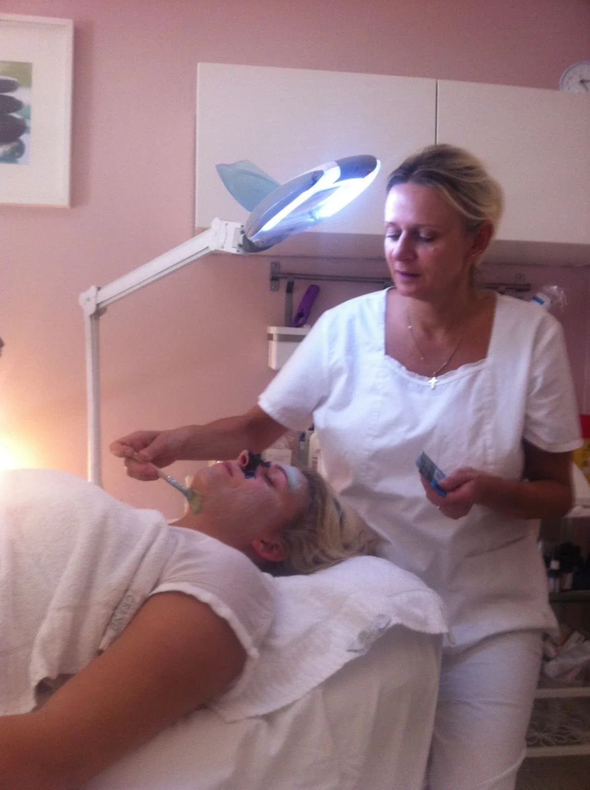 Ansiktsbehandling med mask hos Your Beautiful Face i Malmö