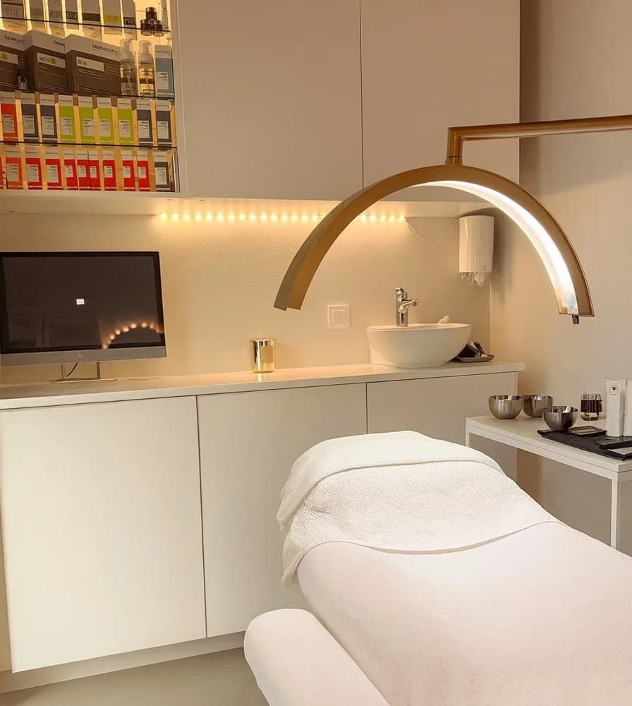 Behandlingsrum hos Your Skin Clinic på Hamngatan i Stockholm