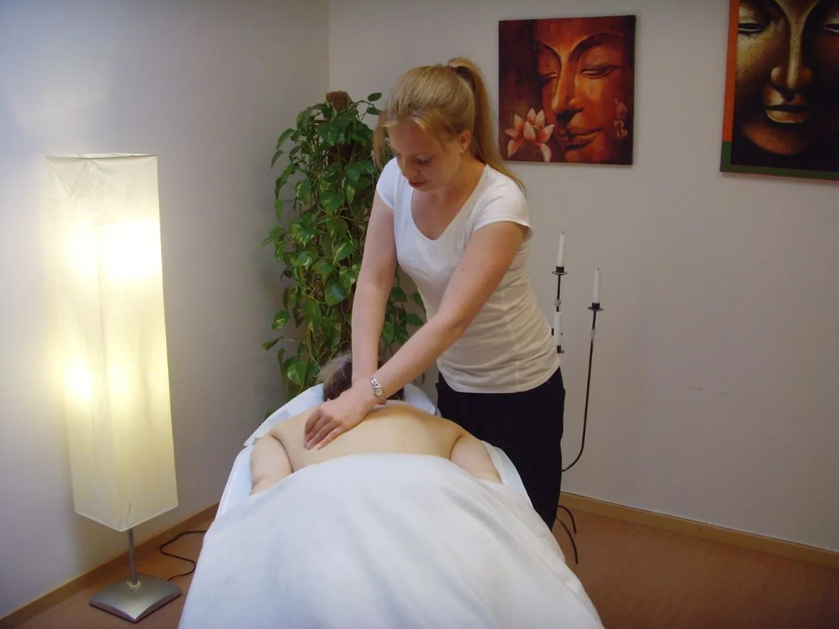 Massagebehandling i behandlingsrummet hos ZonSense Kroppsterapier i Stockholm